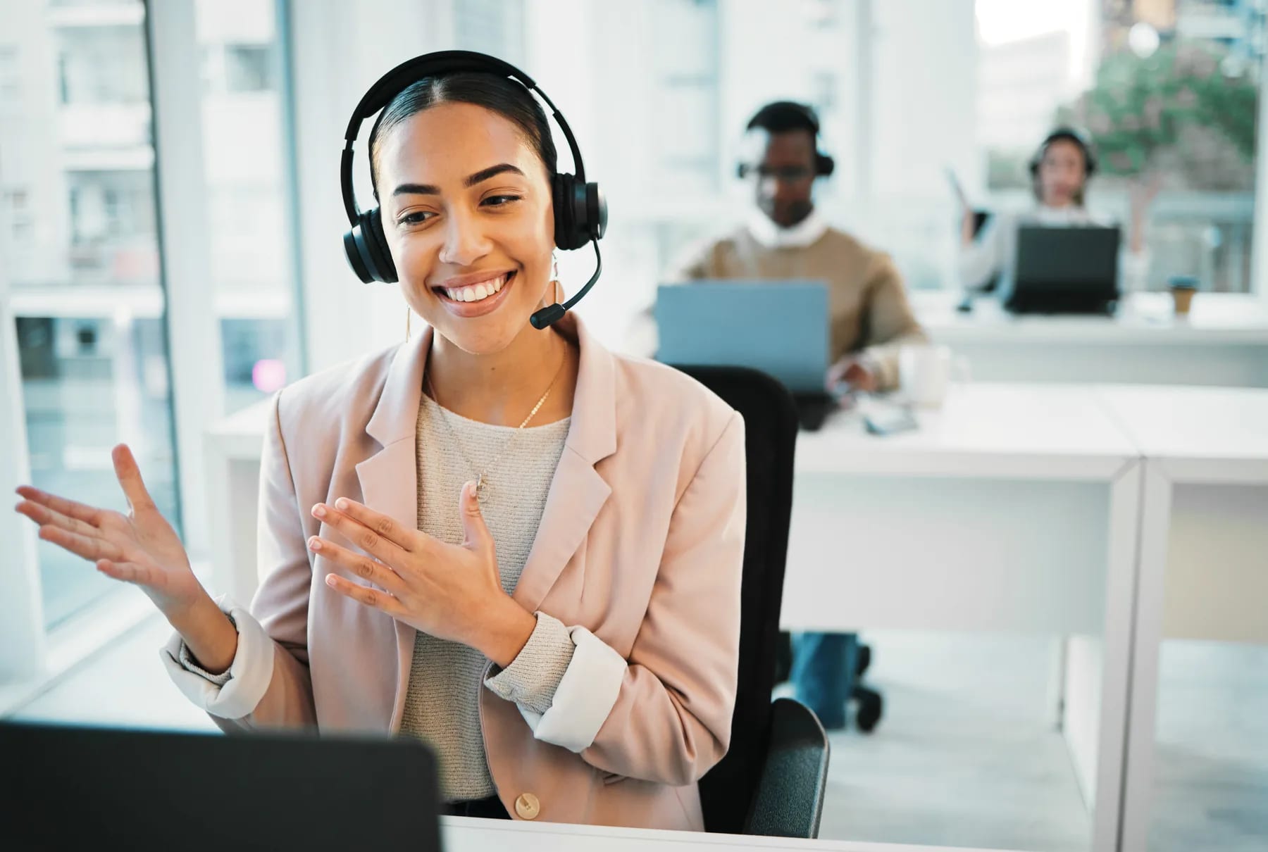 An agent mid-conversation, talking a customer through an answer