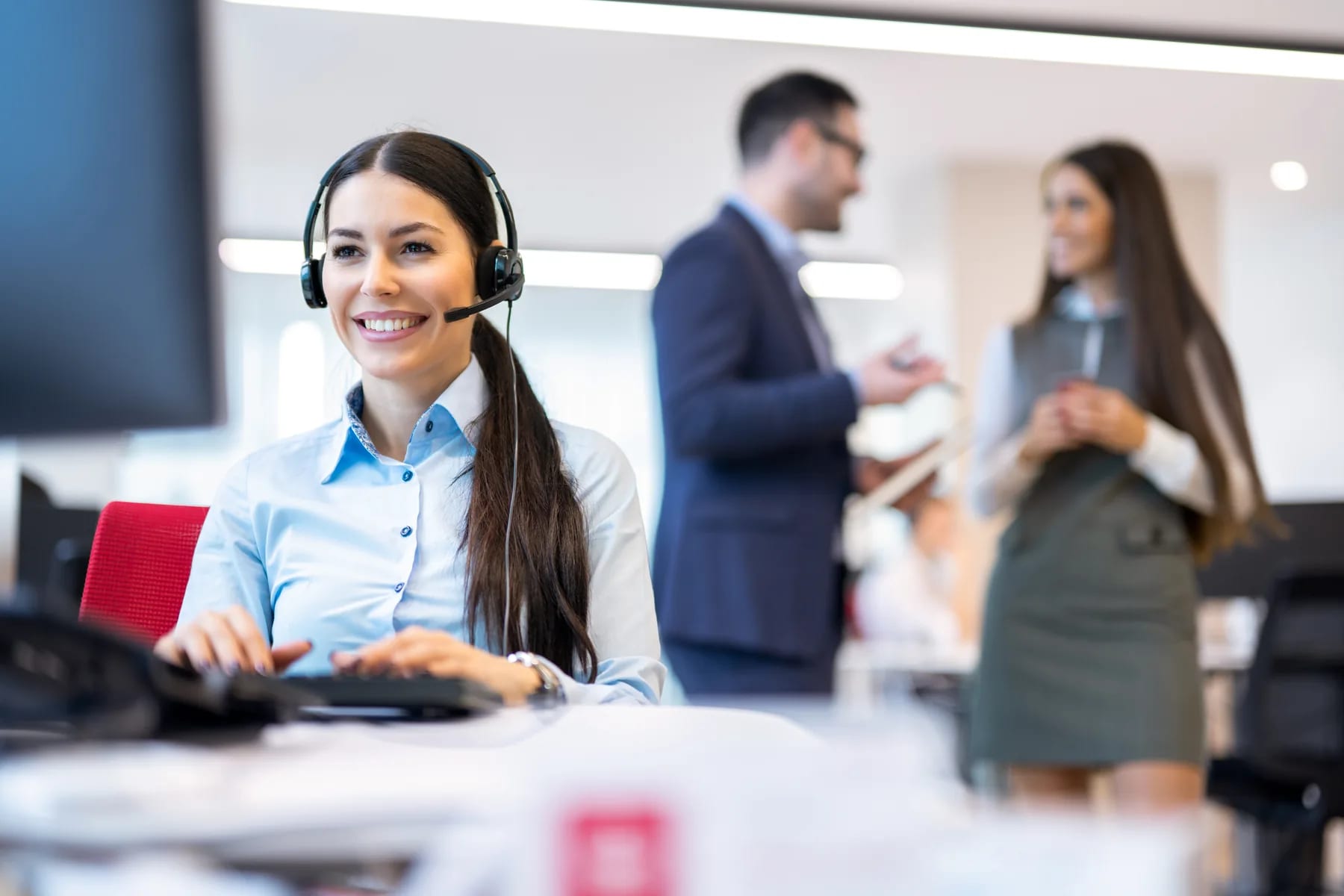 The support floor at work, agents handling conversations side by side